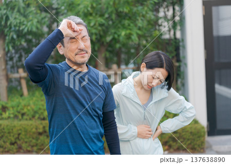 運動をしてヘトヘトになった夫婦 運動をしてヘトヘトになった夫婦 137638890