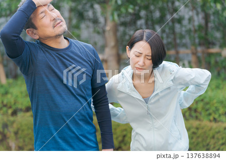 運動をしてヘトヘトになった夫婦 運動をしてヘトヘトになった夫婦 137638894