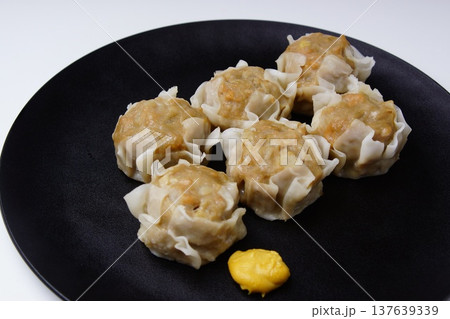 大粒の肉焼売 137639339