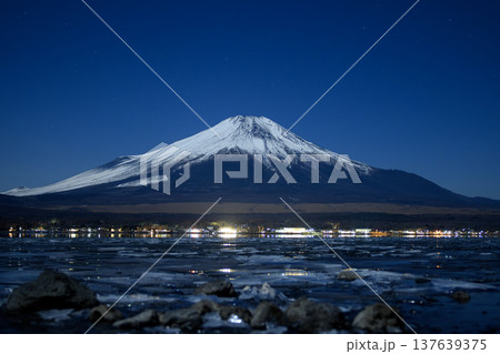 湖面が凍る 深夜の山中湖と富士山 137639375