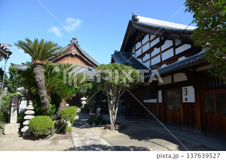 奈良町　法徳寺　本堂と庫裏　奈良市十輪院町 137639527