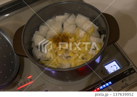 味噌汁を作る 味噌汁を作る 137639952