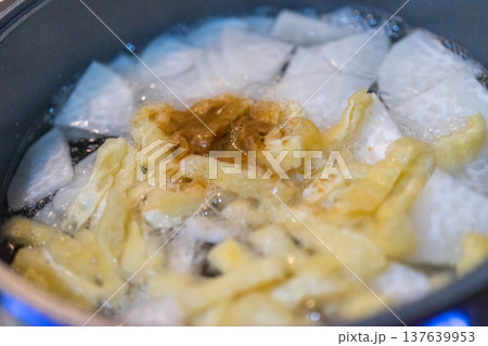 味噌汁を作る 味噌汁を作る 137639953
