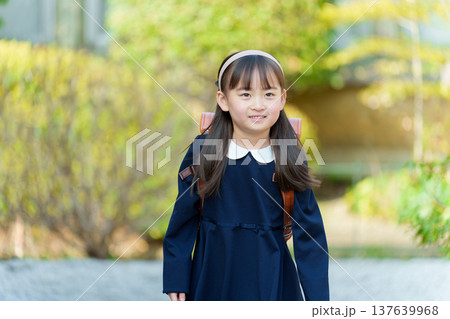 ランドセルを背負う小学生の女の子 137639968