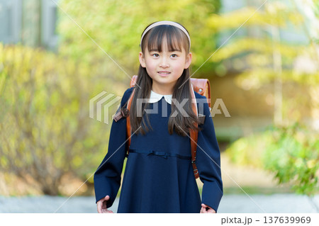 ランドセルを背負う小学生の女の子 ランドセルを背負う小学生の女の子 137639969
