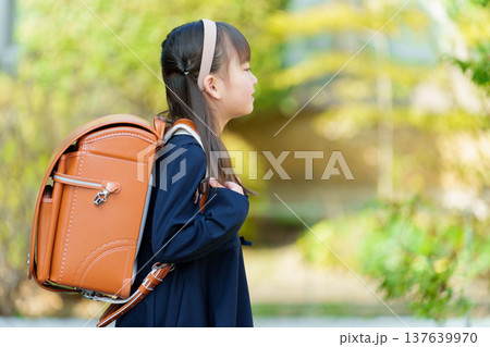 ランドセルを背負う小学生の女の子 137639970