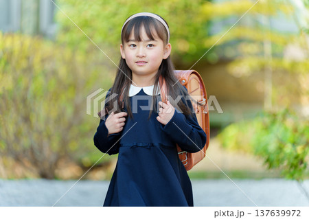 ランドセルを背負う小学生の女の子 ランドセルを背負う小学生の女の子 137639972