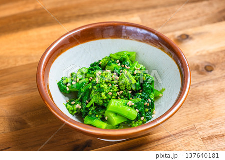 菜の花のからし和え、日本の春の和食副菜 137640181