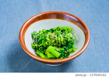 菜の花のからし和え、日本の春の和食副菜 137640182