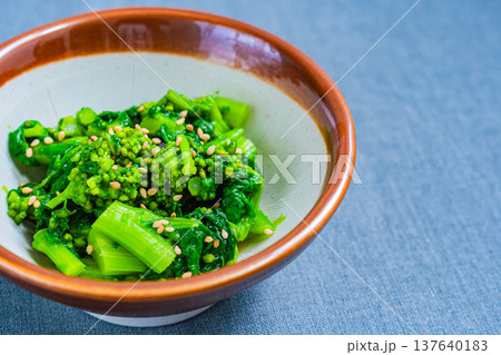 菜の花のからし和え、日本の春の和食副菜 137640183