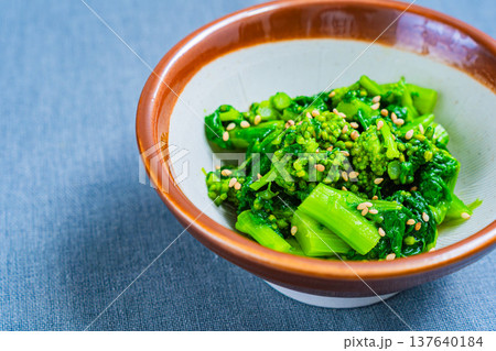菜の花のからし和え、日本の春の和食副菜 137640184