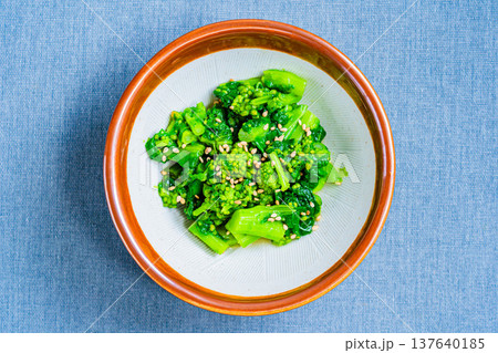 菜の花のからし和え、日本の春の和食副菜 137640185