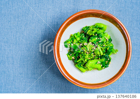 菜の花のからし和え、日本の春の和食副菜 137640186