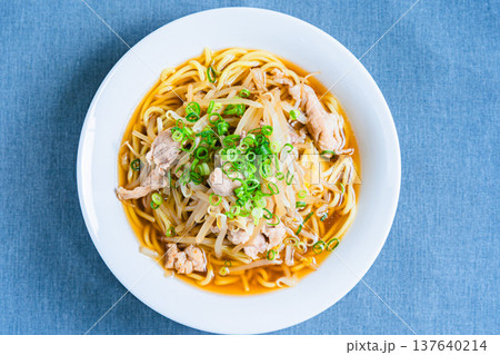 もやしと豚肉をのせた醤油ラーメン、日本の定番麺料理 もやしと豚肉をのせた醤油ラーメン、日本の定番麺料理 137640214