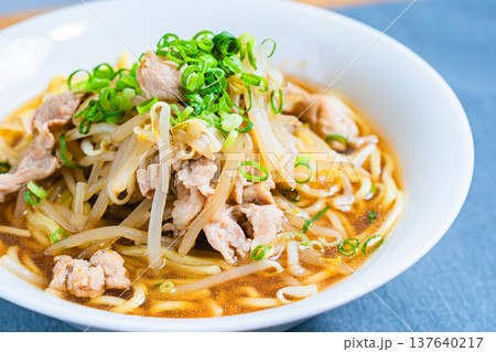 もやしと豚肉をのせた醤油ラーメン、日本の定番麺料理 もやしと豚肉をのせた醤油ラーメン、日本の定番麺料理 137640217