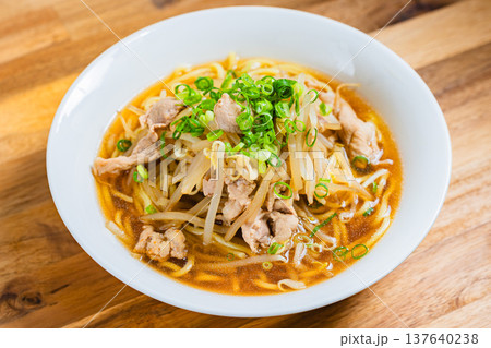 もやしと豚肉をのせた醤油ラーメン、日本の定番麺料理 137640238