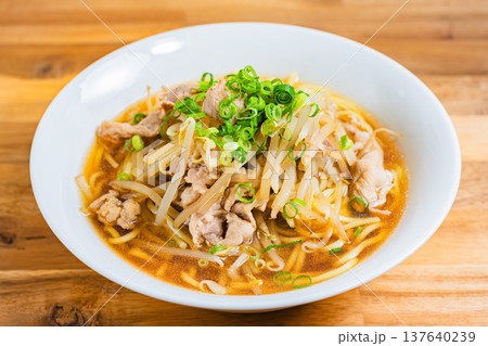 もやしと豚肉をのせた醤油ラーメン、日本の定番麺料理 もやしと豚肉をのせた醤油ラーメン、日本の定番麺料理 137640239