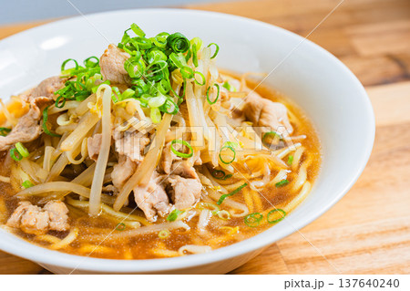 もやしと豚肉をのせた醤油ラーメン、日本の定番麺料理 もやしと豚肉をのせた醤油ラーメン、日本の定番麺料理 137640240