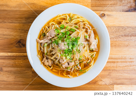 もやしと豚肉をのせた醤油ラーメン、日本の定番麺料理 もやしと豚肉をのせた醤油ラーメン、日本の定番麺料理 137640242
