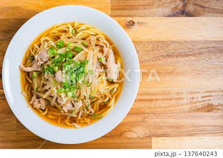 もやしと豚肉をのせた醤油ラーメン、日本の定番麺料理 137640243