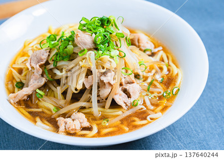 もやしと豚肉をのせた醤油ラーメン、日本の定番麺料理 137640244