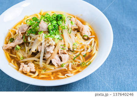 もやしと豚肉をのせた醤油ラーメン、日本の定番麺料理 もやしと豚肉をのせた醤油ラーメン、日本の定番麺料理 137640246