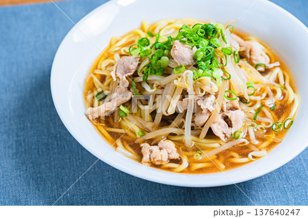 もやしと豚肉をのせた醤油ラーメン、日本の定番麺料理 137640247