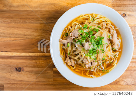 もやしと豚肉をのせた醤油ラーメン、日本の定番麺料理 137640248