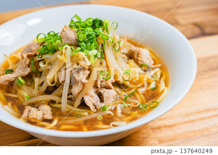 もやしと豚肉をのせた醤油ラーメン、日本の定番麺料理 もやしと豚肉をのせた醤油ラーメン、日本の定番麺料理 137640249