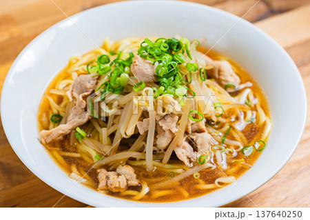 もやしと豚肉をのせた醤油ラーメン、日本の定番麺料理 もやしと豚肉をのせた醤油ラーメン、日本の定番麺料理 137640250