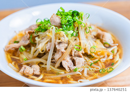 もやしと豚肉をのせた醤油ラーメン、日本の定番麺料理 137640251