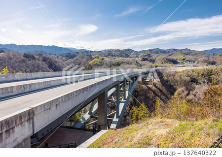 美しい曲線を描く橋梁の構造美 そらさんぽ天龍峡の建築風景 137640322