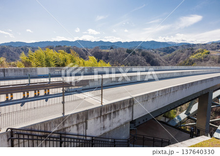美しい曲線を描く橋梁の構造美 そらさんぽ天龍峡の建築風景 137640330