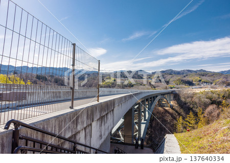 美しい曲線を描く橋梁の構造美 そらさんぽ天龍峡の建築風景 137640334