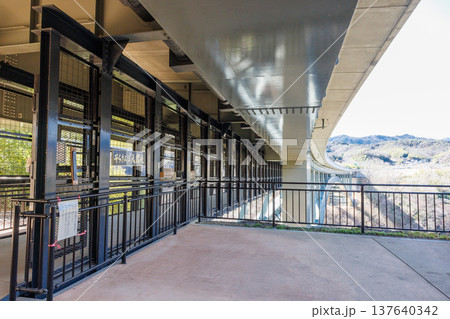 美しい曲線を描く橋梁の構造美 そらさんぽ天龍峡の建築風景 美しい曲線を描く橋梁の構造美 そらさんぽ天龍峡の建築風景 137640342