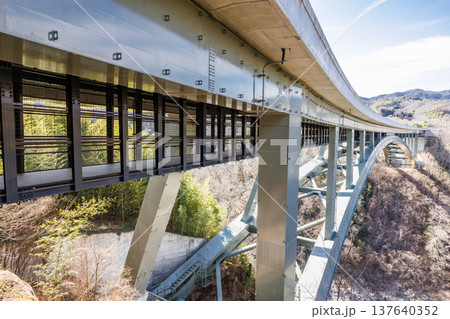 美しい曲線を描く橋梁の構造美 そらさんぽ天龍峡の建築風景 137640352