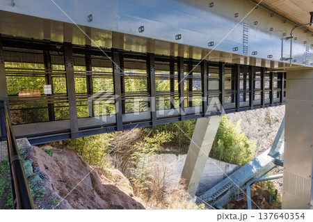 美しい曲線を描く橋梁の構造美 そらさんぽ天龍峡の建築風景 137640354