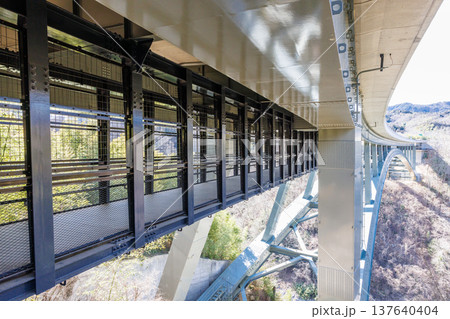 春の陽光が差し込む「そらさんぽ天龍峡」 爽やかなウォーキングコース 137640404