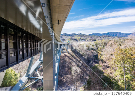 春の陽光が差し込む「そらさんぽ天龍峡」 爽やかなウォーキングコース 春の陽光が差し込む「そらさんぽ天龍峡」 爽やかなウォーキングコース 137640409