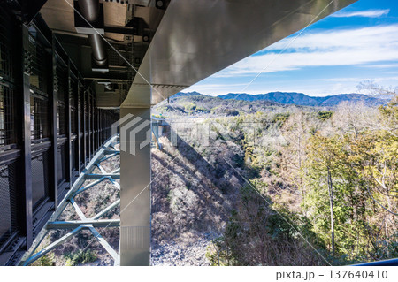 春の陽光が差し込む「そらさんぽ天龍峡」 爽やかなウォーキングコース 137640410