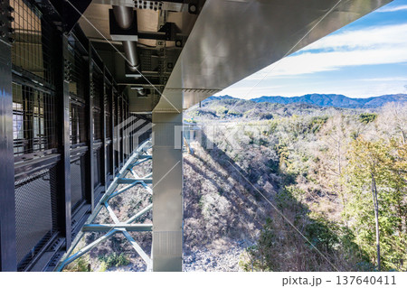 春の陽光が差し込む「そらさんぽ天龍峡」 爽やかなウォーキングコース 137640411