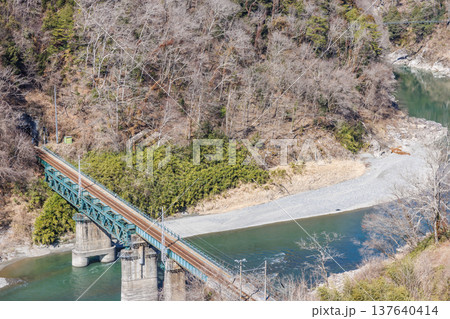 春の陽光が差し込む「そらさんぽ天龍峡」 爽やかなウォーキングコース 137640414