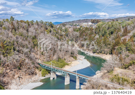 春の陽光が差し込む「そらさんぽ天龍峡」 爽やかなウォーキングコース 137640419