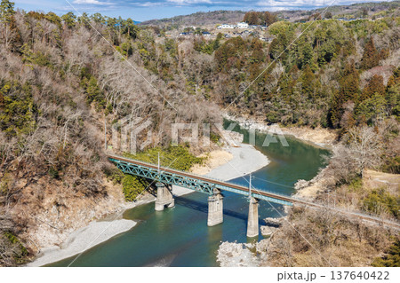 春の陽光が差し込む「そらさんぽ天龍峡」 爽やかなウォーキングコース 137640422