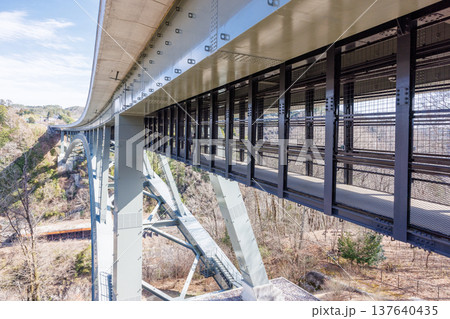 春の陽光が差し込む「そらさんぽ天龍峡」 爽やかなウォーキングコース 春の陽光が差し込む「そらさんぽ天龍峡」 爽やかなウォーキングコース 137640435