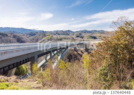 春の陽光が差し込む「そらさんぽ天龍峡」 爽やかなウォーキングコース 春の陽光が差し込む「そらさんぽ天龍峡」 爽やかなウォーキングコース 137640448