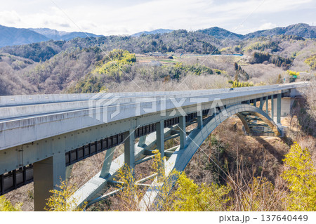 春の陽光が差し込む「そらさんぽ天龍峡」 爽やかなウォーキングコース 春の陽光が差し込む「そらさんぽ天龍峡」 爽やかなウォーキングコース 137640449