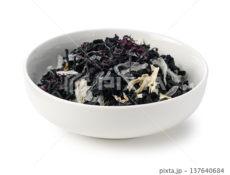 白背景に置かれた白いボウル入りの乾燥海藻サラダミックス 137640684