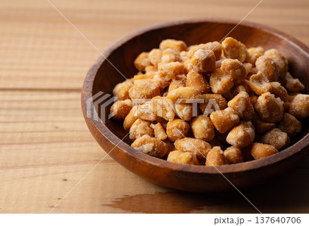 木製のボウルに入ったハニーローストピーナッツ 137640706