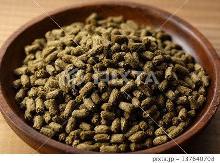 木製のボウルに入ったアルファルファペレット 137640708